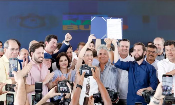 Raquel com integrantes do governo e políticos aliados, no ato de assinatura da autorização para início das obras, em Moreno (Foto: Miva Filho/Secom)