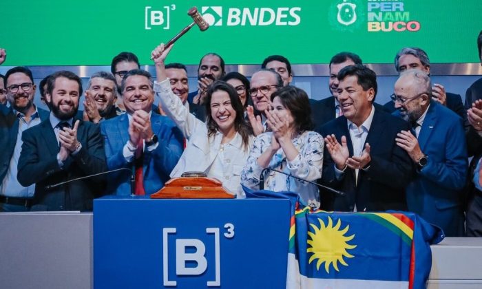 Raquel Lyra, vice-governadora Priscila Krause e deputado federal Mendonça Filho: Celebração no leilão da Compesa (Foto: Janaína Pepeu/Secom)