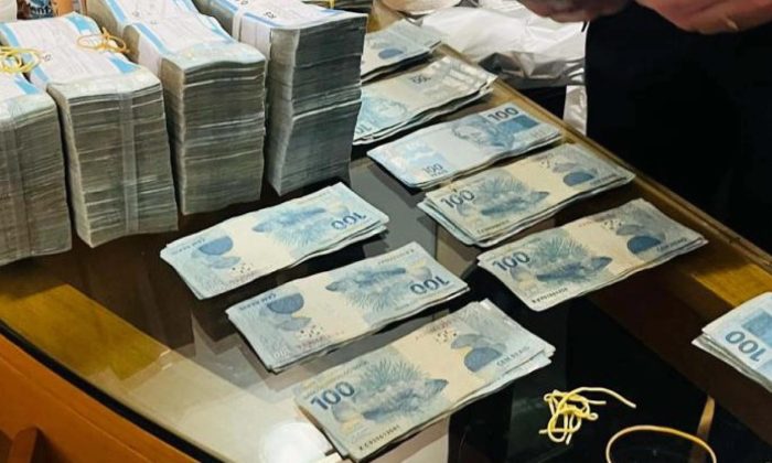 PF apreendeu no apartamento do deputado Sóstenes Cavalcante R$ 430 mil em espécie, em cédulas de R$ 100 (Foto: PF/Divulgação)