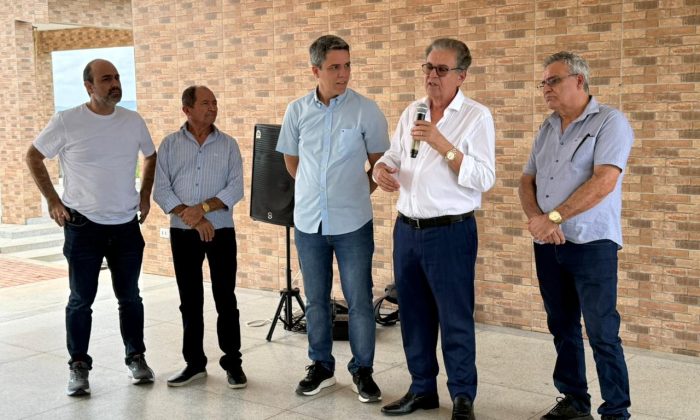 Deputado Antônio Moraes (ao microfone) e o prefeito de Aliança, Pedro Freitas, à direita dele (Foto: Leôncio Francisco/Divulgação)