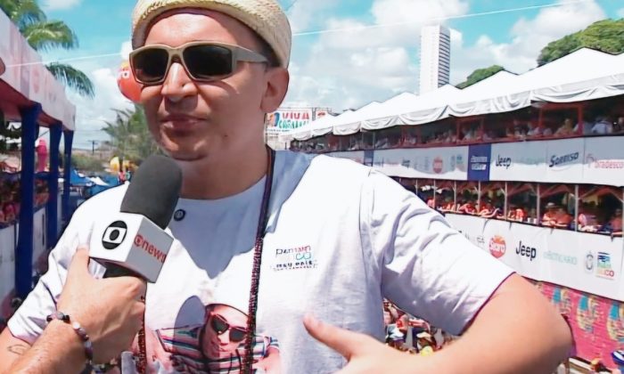 Show é neste sábado (27/12), na Praia do Pina (Imagem: João Gomes no Galo da Madrugada, em março/Reprodução)