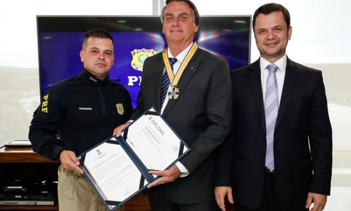 8 de novembro de 2021: Silvinei Vasques condecora Bolsonaro com a Medalha Washington Luís, no Palácio do Planalto. Ao lado, o ministro da Justiça, Anderson Torres (Foto: Divulgação/PRF)
