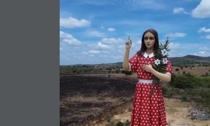 Estátua anterior foi desmontada um ano depois de ser inaugurada: Fiéis reclamavam do "rosto mal feito" e "feições de adulta" da escultura (Imagem: Frame de vídeo original do Crajubar Oficial (tk))