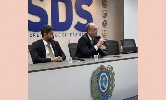 Entrevista coletiva: delegado-geral da Polícia Civil, Felipe Monteiro, e secretário Alessandro Carvalho (Foto: Reprodução/Redes Sociais)