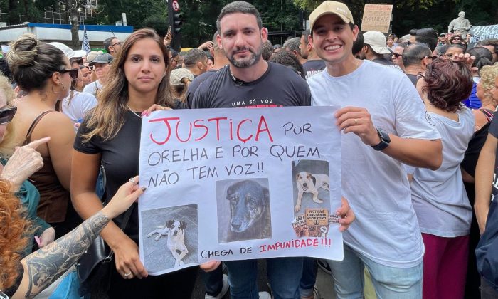 Romero Albuquerque em ato por justiça para o cão Orelha, em São Paulo (1º/02), ao lado de Andreza Romero e Luís Romero (Foto: Divulgação)