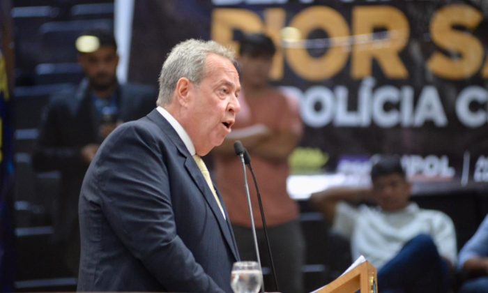 O presidente da Assembleia, Álvaro Porto, reabriu os trabalhos legislativos com um discurso cheio de "recados" (Foto: Lucas Patrício/Divulgação)