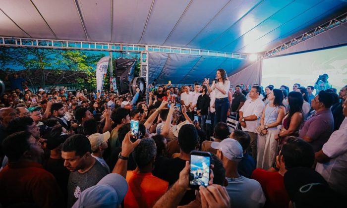 De pé, na cadeira: Raquel Lyra no evento em Frei Miguelinho (Foto: Janaína Pepeu/Secom)