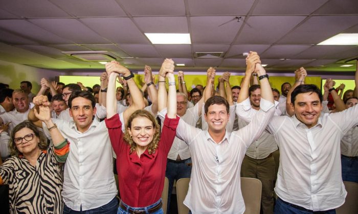 Teresa Leitão, Silvio Costa Filho, Marília, João Campos e Carlos Costa: O jogo vai começar (Foto: Léo Caldas/Divulgação)