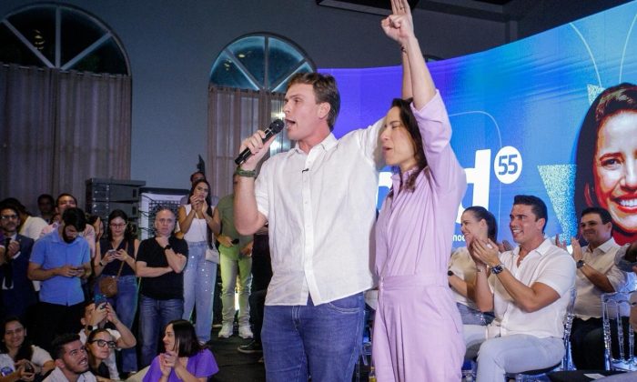 Miguel Coelho com Raquel, em Caruaru: Palanque "neutro"? (Foto: Reprodução/Rede social de Miguel Coelho)