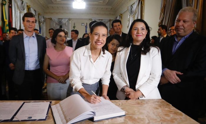 Raquel Lyra, com a nova secretária, Danielle Jar Souto, e Miguel Coelho: "Vocês vieram para somar" (Foto: Hesíodo Góes/Secom)