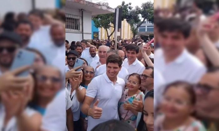 Caminhada de João Campos pelas ruas de Bonito durou cerca de 3 horas (Foto: Frame de vídeo/@blogrobertoalmeida)