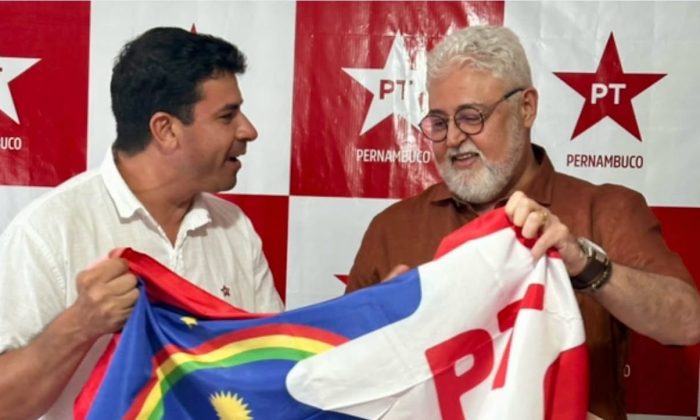 Carlos Veras, presidente estadual do PT, recebe o novo filiado, Milton Coelho: De olho em Brasília (Foto: Divulgação)