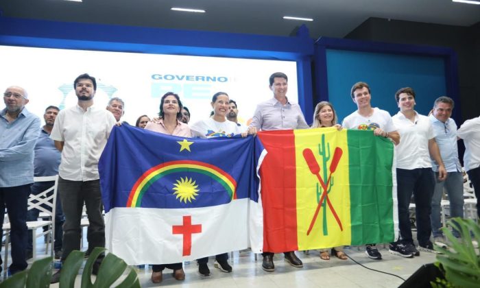 Protagonismo das bandeiras: Raquel Lyra e Miguel Coelho, na solenidade (Foto: Hesíodo Góes/Secom PE)