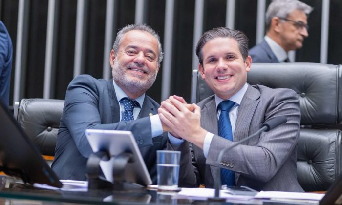 Danilo Cabral com o presidente da Câmara, Hugo Motta: "Previsibilidade e proteção a milhões de brasileiros" (Foto: Câmara dos Deputados/Divulgação)