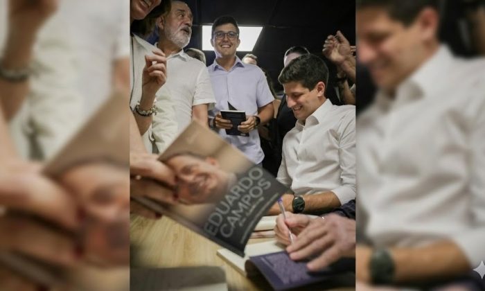 João Campos autografa exemplar do livro; o prefeito do Recife, Victor Marques. aguarda na fila a sua vez (Foto: Reprodução/Instagram)