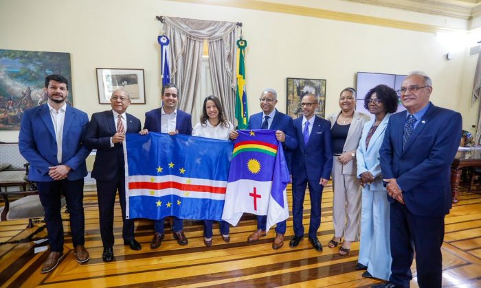 Raquel Lyra com representantes do Cabo Verde, no Palácio do Campo das Princesas (Foto: Miva Filho/Secom PE)