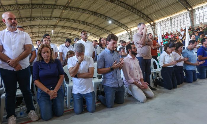 De joelhos: Momento da celebração da Missa no Santuário da Misericórdia (Foto: Divulgação)