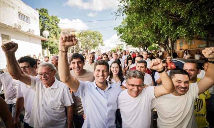 João Campos na feira livre de Afogados da Ingazeira: Campanha em banho-maria, não (Foto: Divulgação)