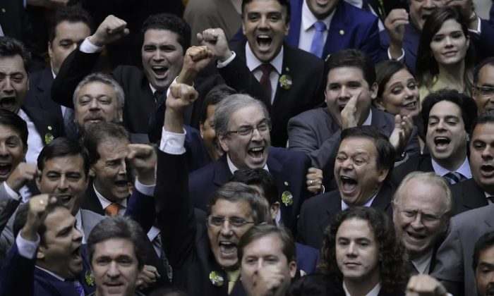 O começo de tudo: Eduardo Cunha é eleito presidente da Câmara em primeiro turno, em 1º/02/2015, derrotando o candidato do PT, Arlindo Chinaglia, por 267 a 136 votos (Foto: Wilson Dias/Agência Brasil)