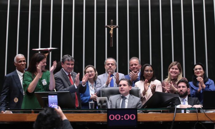 Danilo Cabral (logo atrás do presidente da Câmara, Hugo Motta): "Previsibilidade e proteção a milhões de brasileiros" (Foto: Câmara dos Deputados/Divulgação)