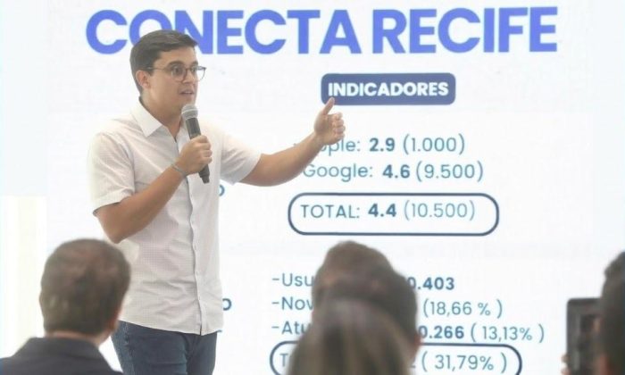 Prefeito Victor Marques no lançamento da nova versão da plataforma: "Objetivo é ter todos os serviços da Prefeitura conectados" (Foto: Hélia Scheppa/Prefeitura do Recife)