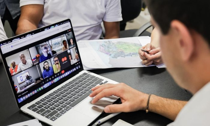 João Campos, na videoconferência: comparação sobre como os governos Bolsonaro e Lula trataram o impacto das chuvas em Pernambuco (Foto: Divulgação)