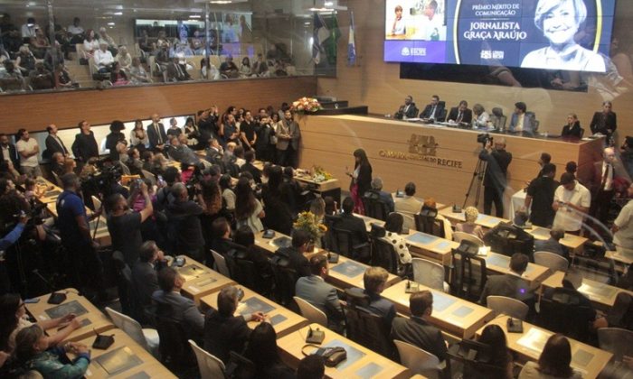 Prêmio Mérito de Comunicação Jornalista Graça Araújo homenageia profissionais da comunicação de Pernambuco (Foto:  Guga Matos/Câmara Municipal do Recife)