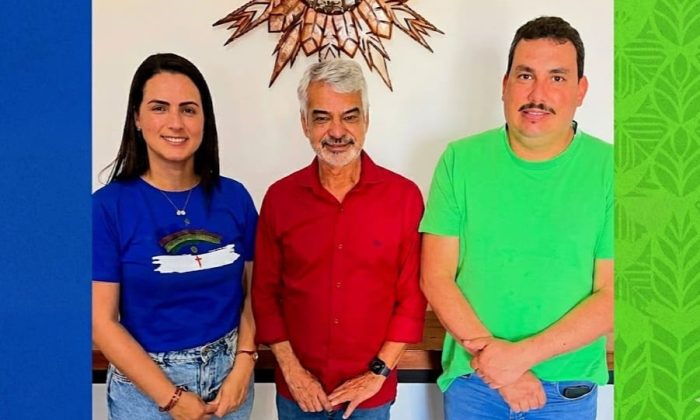 Juliana de Chaparral, pré-candidata a deputada federal; senador Humberto Costa, pré-candidato à reeleição, e Cléber Chaparral, prefeito de Surubim (Foto: Reprodução do Instagram @julianadechaparral @chaparralcleber)