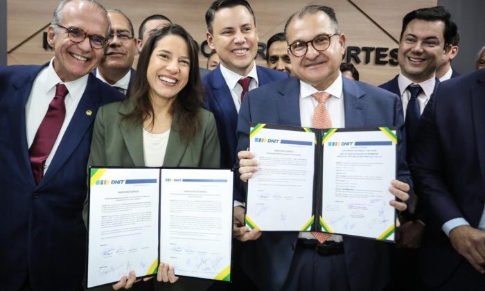 Raquel Lyra e ministro George Santoro, com os contratos assinados (Foto: Divulgação)