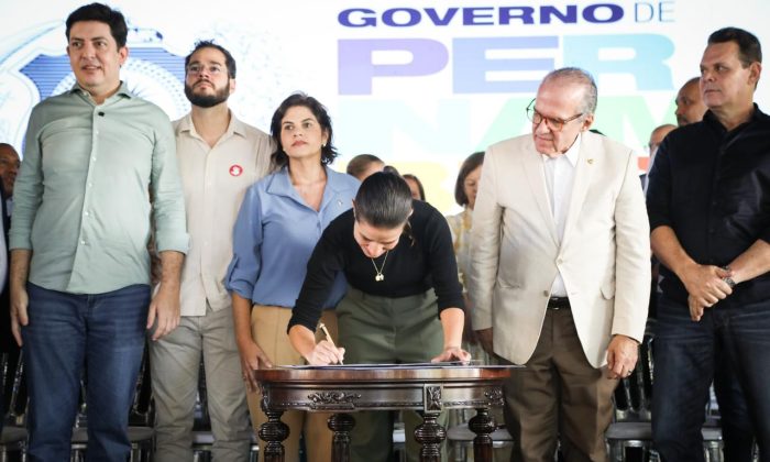 Evento foi realizado na frente do Palácio do Campo das Princesas, com a presença da governadora e diversos outros políticos (Foto: Hesíodo Góes/Secom)