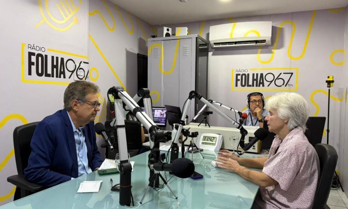 Deputado Antônio Moraes, colunista política Betânia Santana e âncora Jota Batista, na Rádio Folha FM (Foto: Leôncio Francisco/Divulgação)