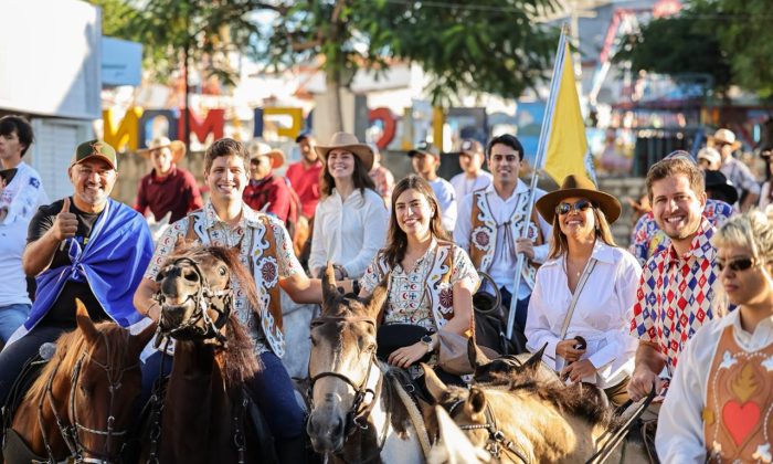 No Sertão: João Campos e aliados na Cavalgada inspirada em obra de Ariano Suassuna (Foto: Edson Holanda/Divulgação)