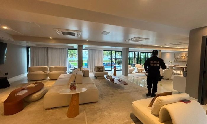 Ação da PF em uma das residências onde cumpriu mandado de busca e apreensão (Foto: Divulgação/PF)