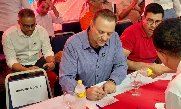 Edinho Silva no Recife, ao lado do presidente estadual do PT, Carlos Veras, em 7.5.26 (Foto: Divulgação)