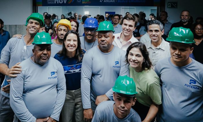 Raquel Lyra, Priscila Krause, Miguel Coelho e Jarbas Filho, com operários das obras do Hospital Getúlio Vargas (Foto: Janaína Pepeu/Secretaria de Comunicação de Pernambuco)