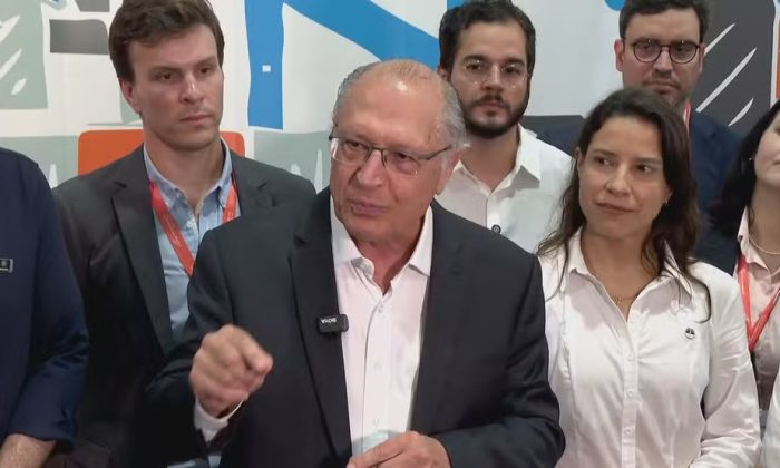 Vice-presidente Geraldo Alckmin ao lado da governadora Raquel Lyra, durante inauguração de terminal de contêineres em Suape (Foto: Reprodução/TV Globo)
