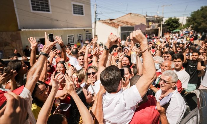 João Campos em Sertânia: "Hoje quem está no governo sai de casa para ficar dizendo que não fez por culpa de A e de B, mas eu vou sair de casa para trabalhar" (Fotos: Edson Holanda/Divulgação)