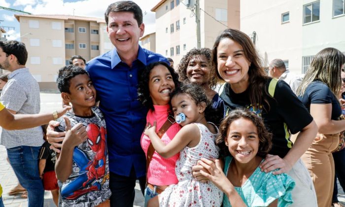 Raquel com o prefeito de Petrolina, Simão Durando, na entrega de residencial do programa federal Minha Casa, Minha Vida (Foto: