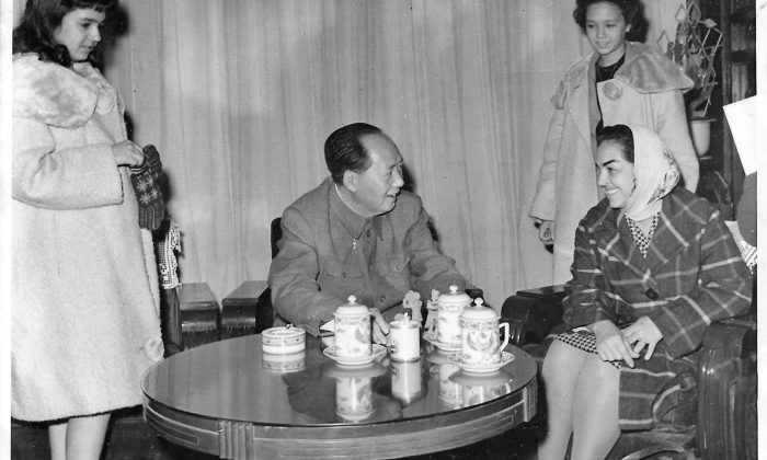 Alexina (sentada) com as filhas Anatailde e Anatilde, durante encontro com Mao Tsé-Tung, na China, em 1962 (Arquivo de família)