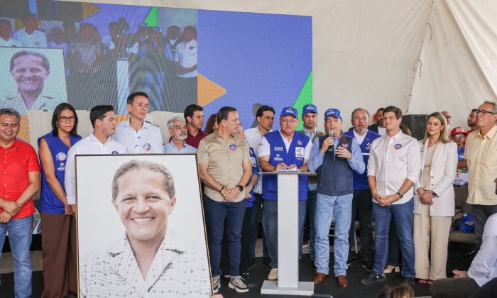 Lula ligou para João Campos durante a cerimônia, para tirar uma foto com o quadro d Dona Lindu (Foto: Edson Holanda/Divulgação)
