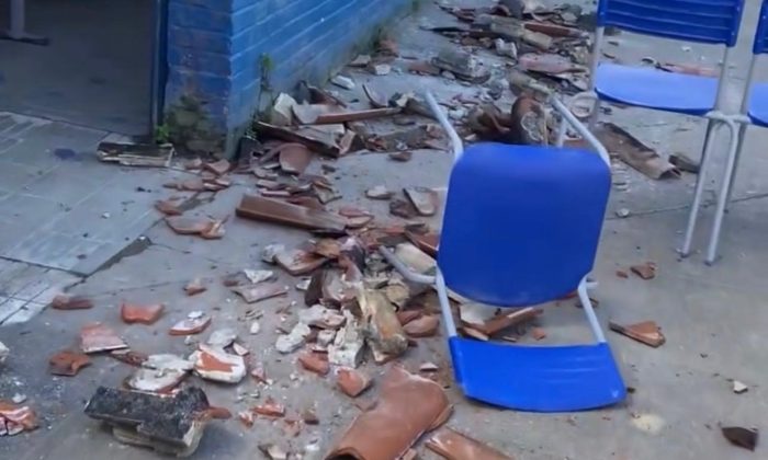 Alunos e professores estavam na parte externa porque a falta de refrigeração impossibilita as aulas dentro das salas (Foto: Reprodução)