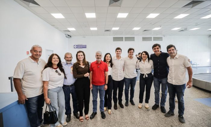 João Campos com pré-candidatos da Frente Propular, no Aeroporto de Petrolina (Foto: Edson Holanda/Divulgação)