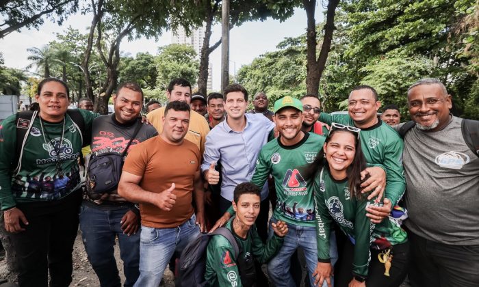O pré-candidato João Campos com profissionais que usam a moto como instrumento de trabalho (Foto: Edson Holanda/Divulgação)