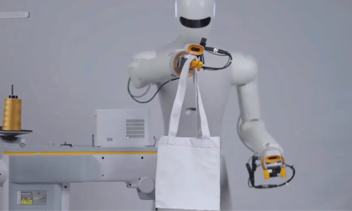 O tecido é um material que dobra e estica, e por isso exige o contato humano. Com o AITU, a automação está apta a cumprir esta função (Foto: Reprodução/Silmaq- CBN)