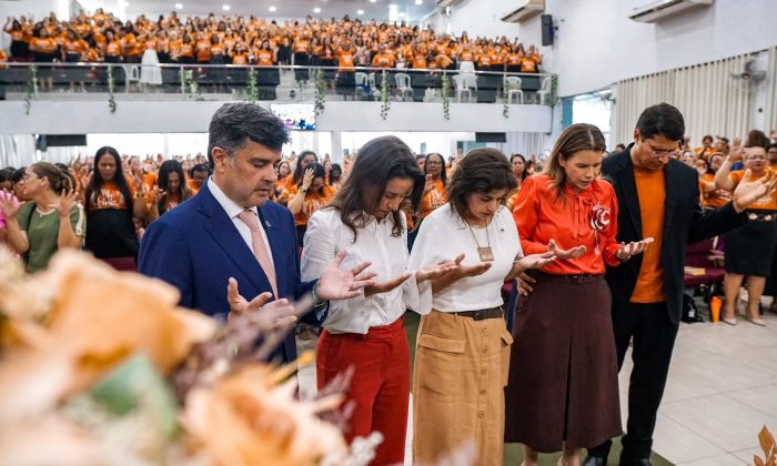 A governadora, Eduardo da Fonte, Priscila Krause, Clarissa Tércio e Júnior Tércio, durante o culto (Foto: Efraim Cruz/Divulgação)