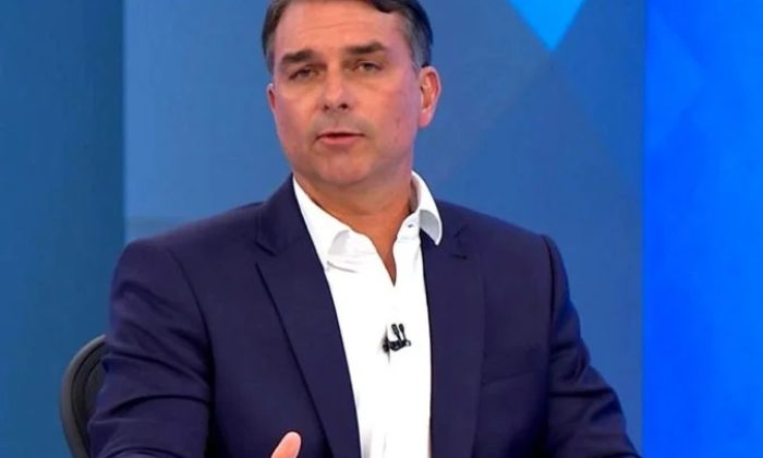 Flávio Bolsonaro, no Jornal Nacional: "Quero dizer a todos vocês que vou respeitar o processo eleitoral, vou respeitar o resultado das eleições" (Foto: Reprodução/TV Globo)