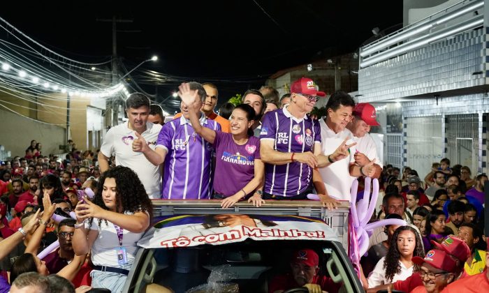 Mendonça em campanha com Raquel no interior (Foto: Diviulgação)