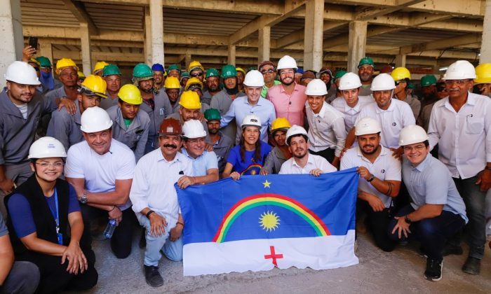 Raquel, Eduardo e Túlio com trabalhadores da obra em Serra Talhada (Foto: Beto Figueiroa/Divulgação)