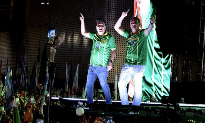 Mendonça Filho e Flávio Bolsonaro, em comício no Recife (Foto: Divulgação)