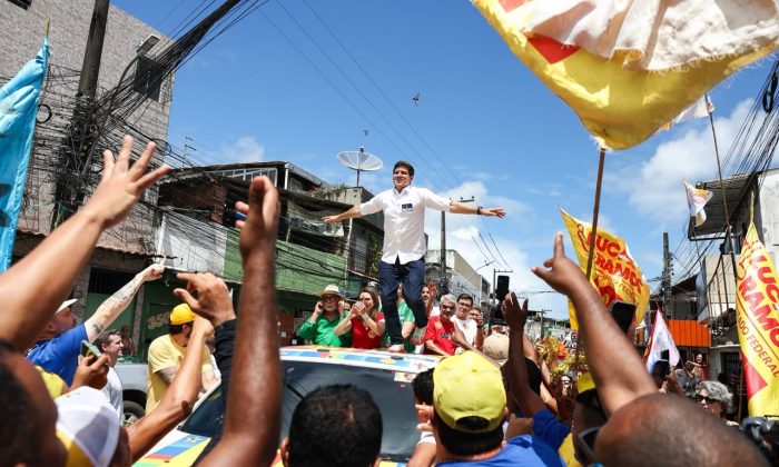 João Campos em manifestação no sábado (19), na Zona Norte do Recife (Foto: Marlon Diego/Divulgação)